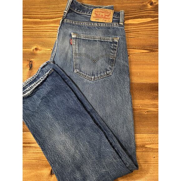 Levi's 501 Jeans Mens 32x32 Blue Denim Button Fly Straight Leg Classic Red Tab - Picture 1 of 6